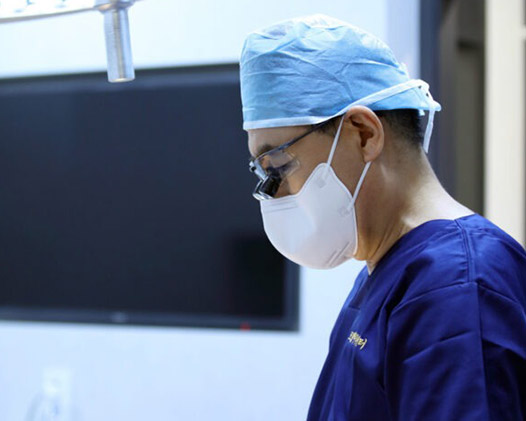 파란색 배경의 의사 옆모습